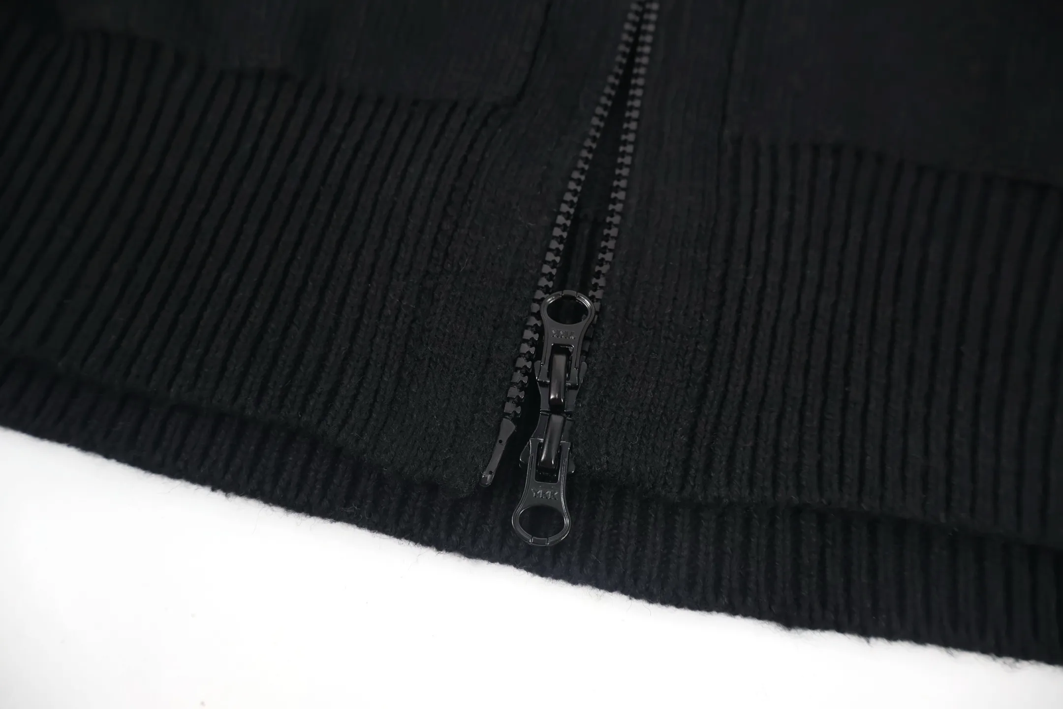 🅿️560 [Exclusive supply] Stone island zipper knitted jacket is made of merino wool fabric. This wool has 78% wool content, which is a wool yarn with ultra-high wool content. The loom-finished clothes contain 22% cotton, making the clothes more suitable for the upper body. The armband is made with Tajima embroidery machine several times and modified before the final version is produced. Size:S-M-L-XL